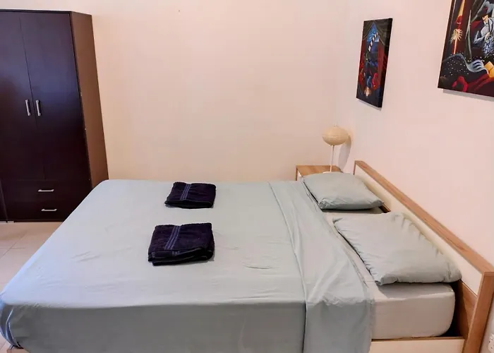 Elegant In Sliema, Malta 슬리에마